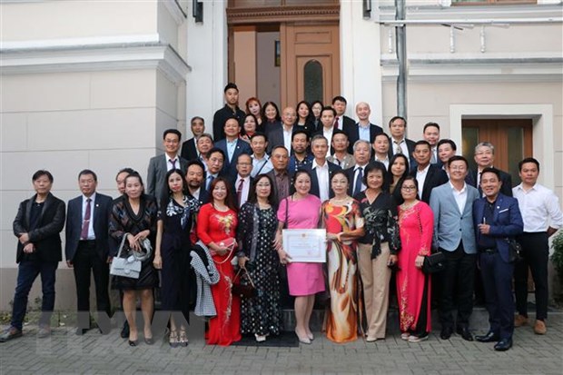 Embassy Honours Outstanding Overseas Vietnamese In Germany 6989